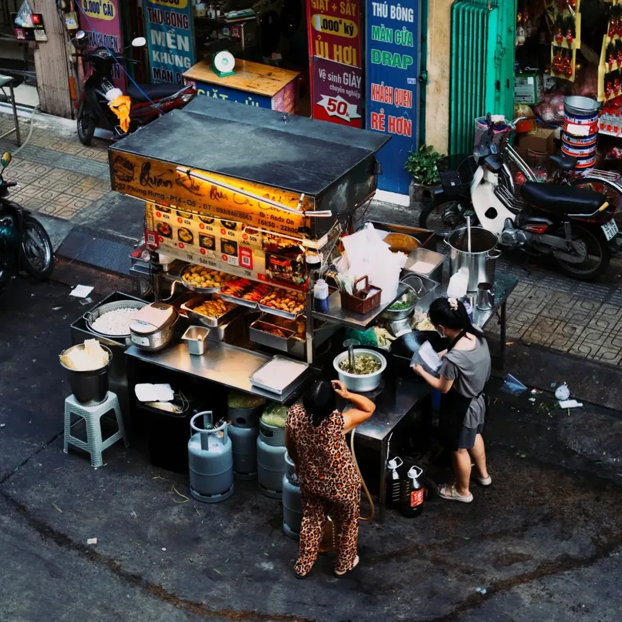 Phin cà phê đang nhỏ giọt